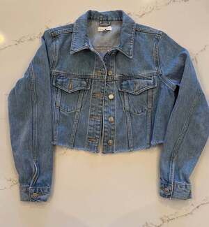 Topshop Cropped Denim Jacket US 4 Light Wash Raw Hem Y2K Fitted Jean Jacket
